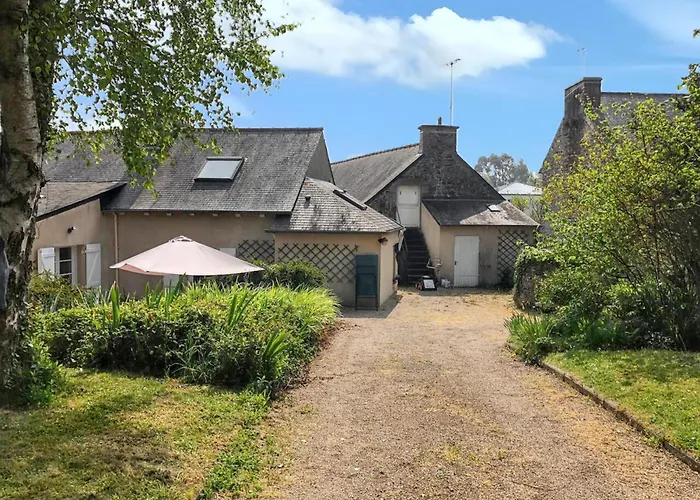 Maison conviviale avec jardin à Pordic - Idéale pour 13 pers.