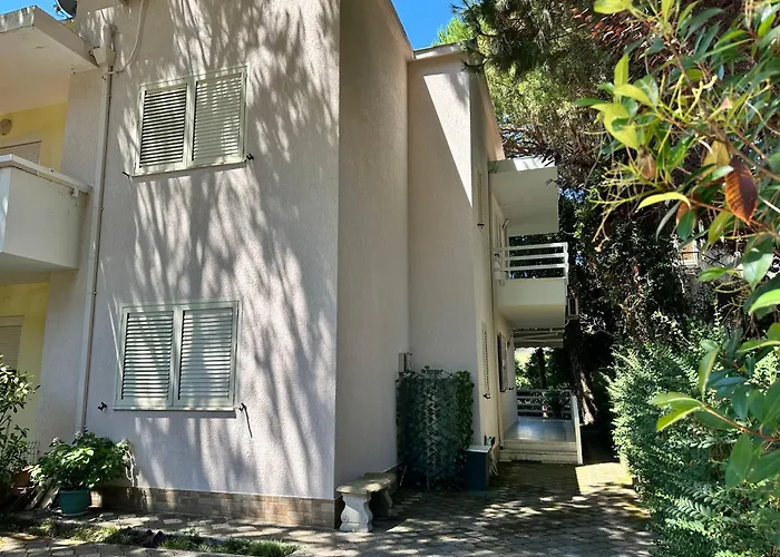 A Cozy Duplex In The Lalzi Bay