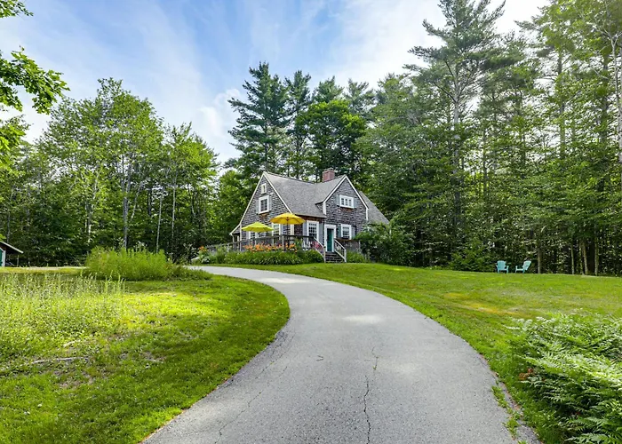 Deck & Fire Pit: Cottage Near Monadnock State Park