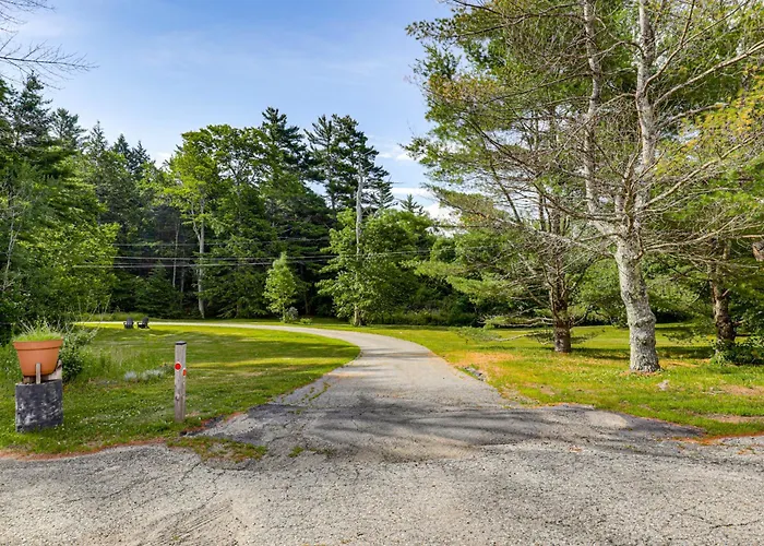 Deck & Fire Pit: Cottage Near Monadnock State Park