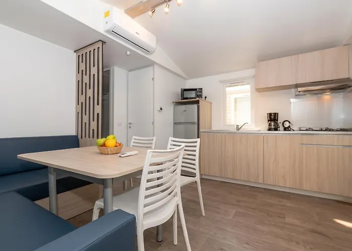 Bungalow confortable à Nans-les-Pins avec piscine partagée