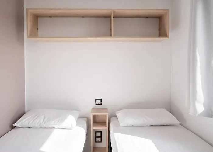Bungalow confortable à Nans-les-Pins avec piscine partagée
