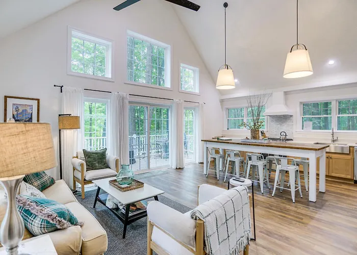 Treasure Lake Home W/ Deck: Walk To Bimini Lake!