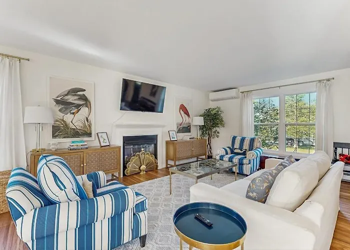 Newly Renovated Charming House With Cozy Fireplace & Outdoor Entertainment Areas