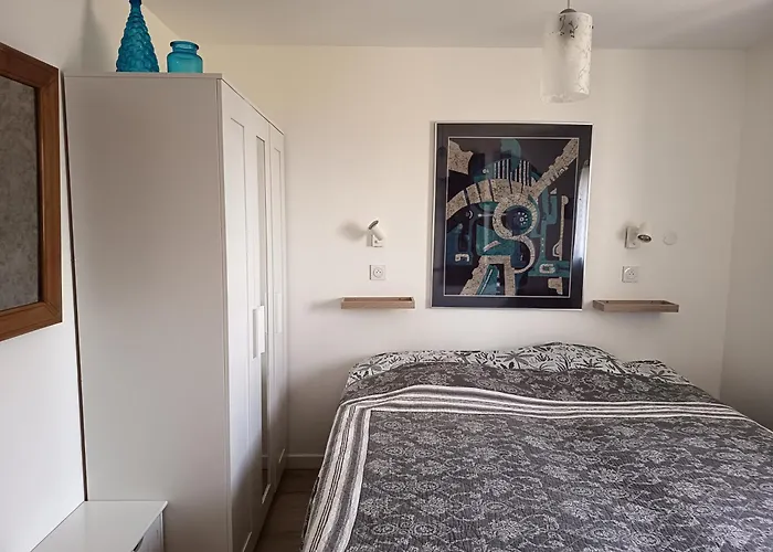 maisonnette entre bois et champs