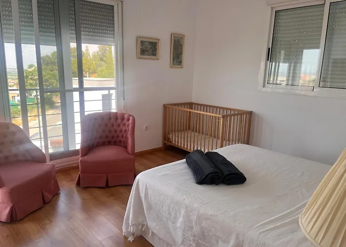 3 Bed Chalet-Pool-Pets-Hot Tub-Parking-Garden