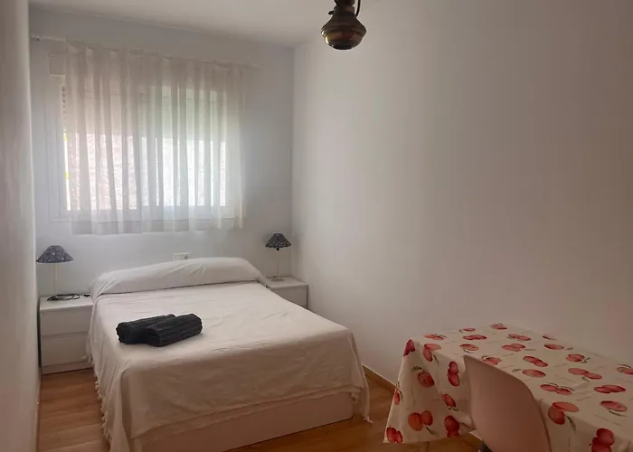 3 Bed Chalet-Pool-Pets-Hot Tub-Parking-Garden
