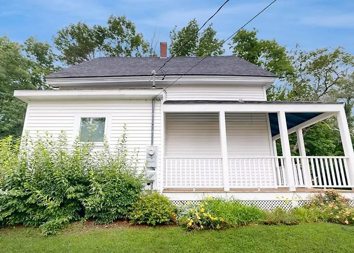 Charming Camden Retreat With Front Porch, Deck And Wifi