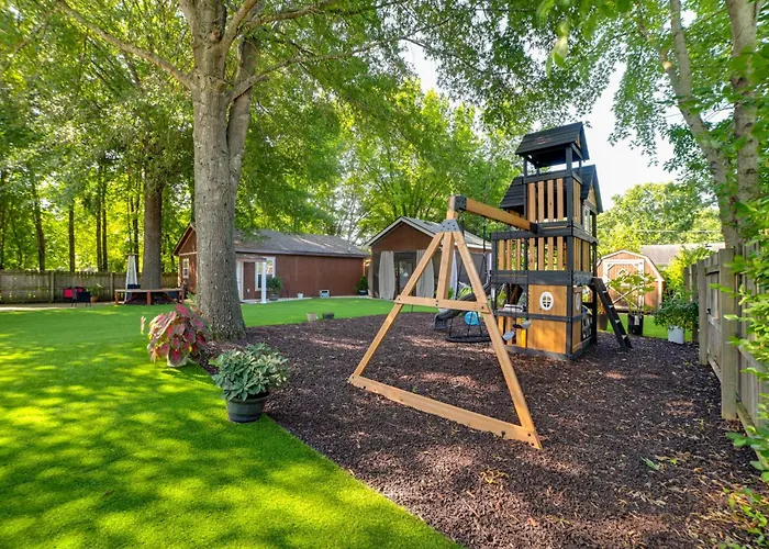 Home W/ Hot Tub, Playset & Grills In Clarksville!