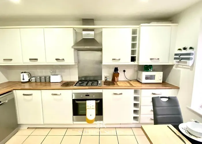 4 Bed House With Driveway Parking For 2 Cars - Rugby - Sleeps 10! Perfect For Groups!