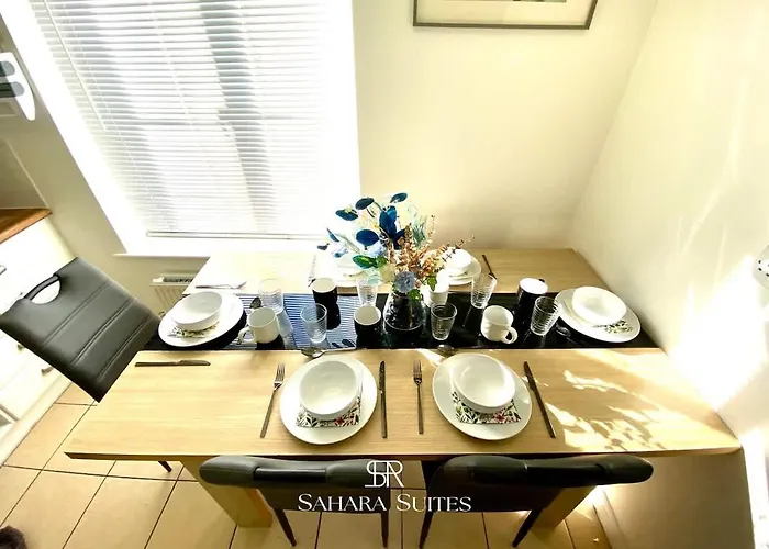 4 Bed House With Driveway Parking For 2 Cars - Rugby - Sleeps 10! Perfect For Groups!