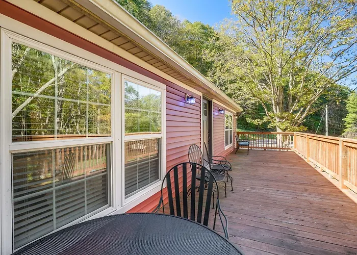 2 Mi To Warm Springs Pools: Home W/ Large Yard!