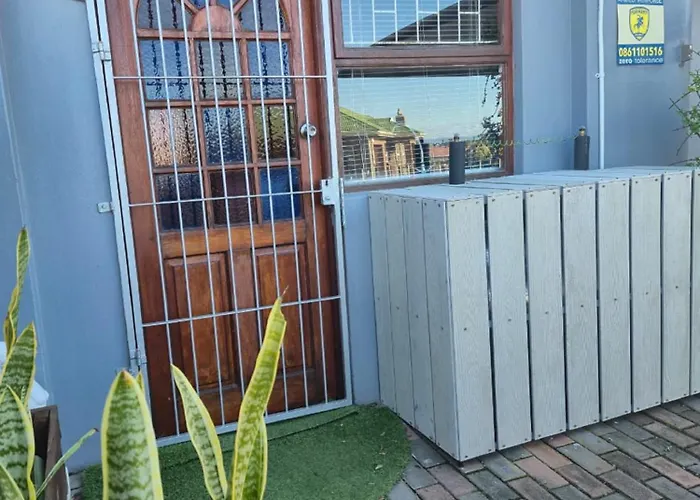 At Lilac Cottage, Jeffreys Bay Cozy Stay For 2 & Business Traveling