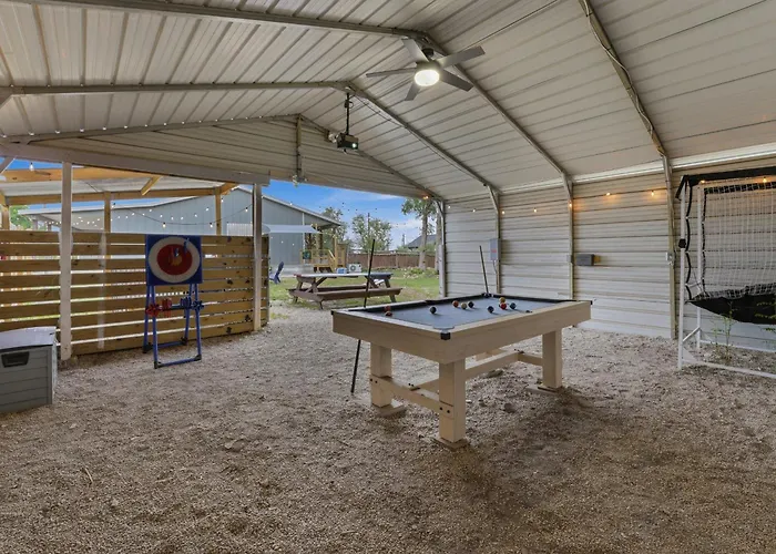 Game Barn, Cowboy Pool, 17Ft Movie Screen - Sleeps 10