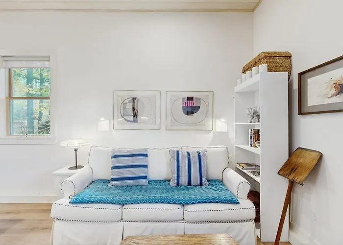 Charming Coastal Cottage With Firepit And Easy Beach Access