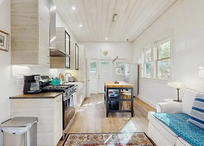 Charming Coastal Cottage With Firepit And Easy Beach Access