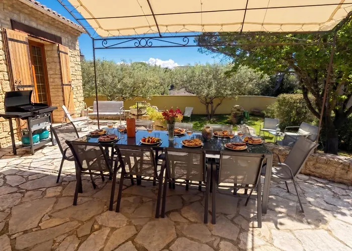 Escapade entre amis en Provence, 4 ch clim, terrasse, jardin, plancha, cheminée, proche Avignon