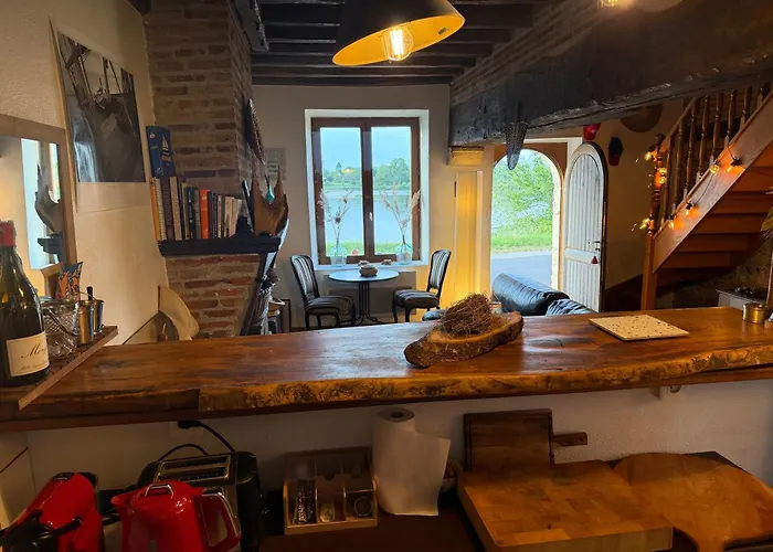 Maison de marinier les pieds dans l'eau face à la Loire