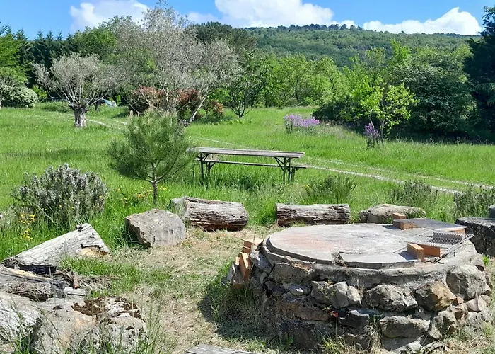 Bus vintage pour retraite en solo à Bugarach