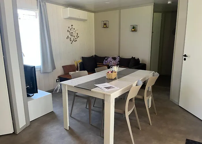 Chalet Cosy bord de Lac, dans domaine avec piscine couverte accueil 4 voyageurs LOUMAELOU