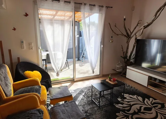 Belle maison esprit loft avec terrasse, parking et jardin clos