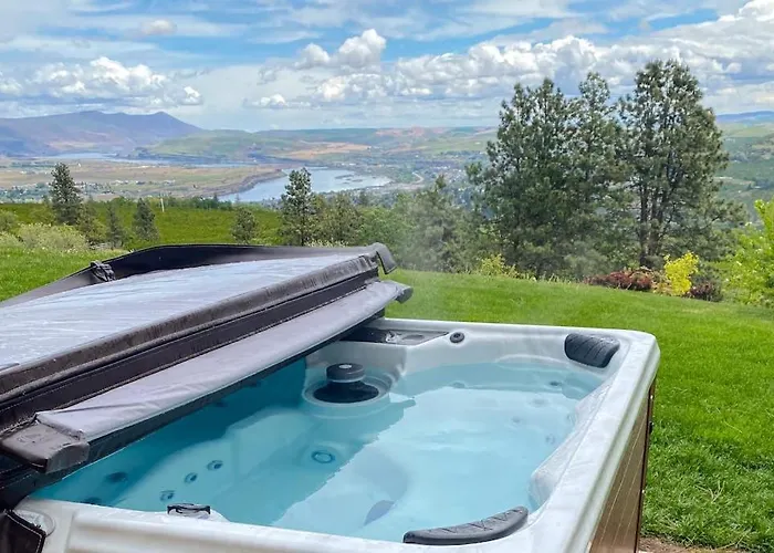 Dog-Friendly Hilltop Estate With Fireplace & Incredible Columbia River View