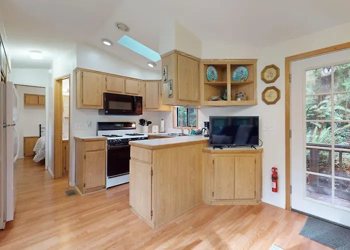 Dog-Friendly Cabin Near Beach With Private Hot Tub Grill Patio Streaming Ac