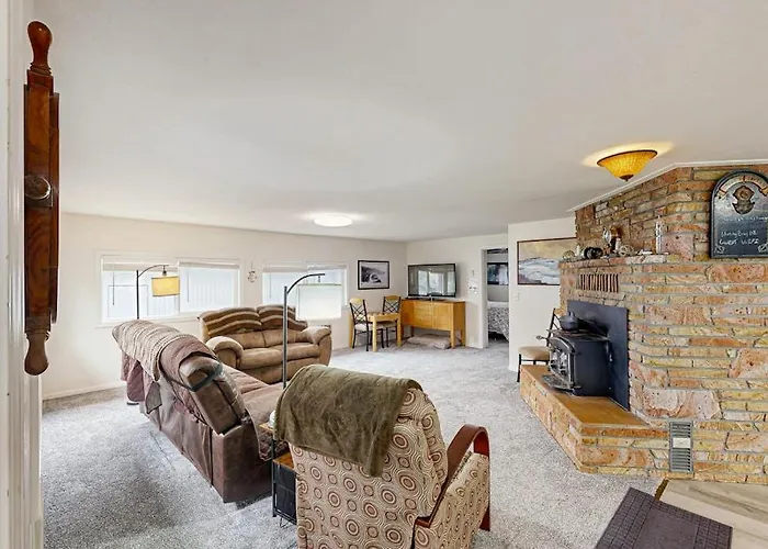 Spacious & Comfortable Home Close To The Habor Sand Dunes Beaches & Parks