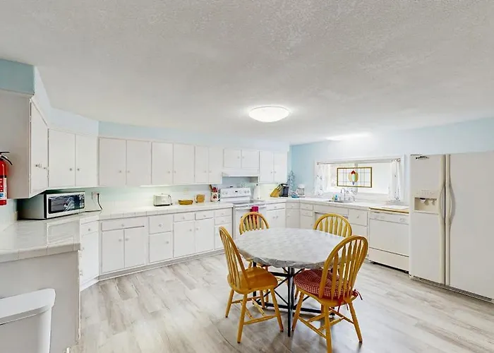 Spacious & Comfortable Home Close To The Habor Sand Dunes Beaches & Parks