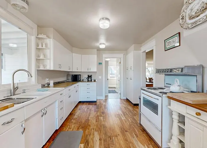 Beautiful Historic Family Home On A Cherry Orchard With Patio Grill And Wifi