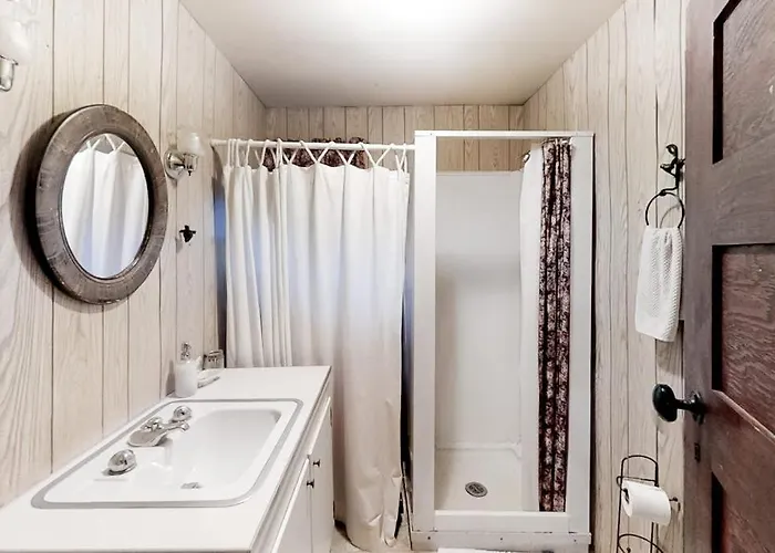 Vintage Cottage With Private Hot Tub Fireplace & Deck - Walk To The Lake Dogs Ok
