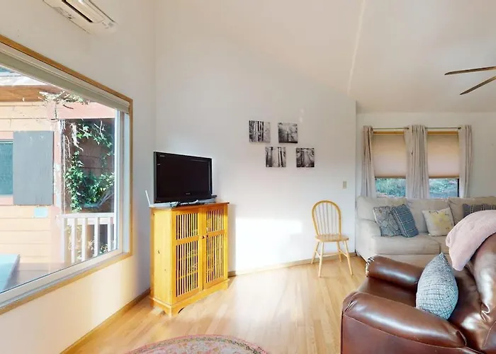 Peaceful Dog-Friendly Cabin On The Coast With Great Deck Views