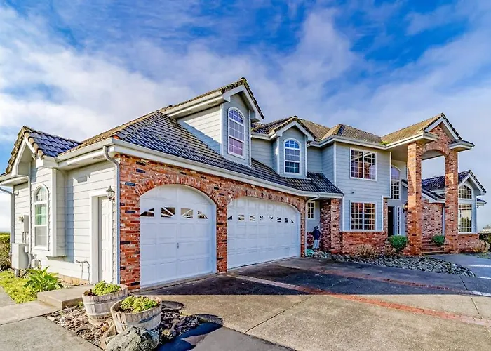 Gorgeous Oceanfront Estate With Amazing Views & Hot Tub - Steps To Quiet Beach