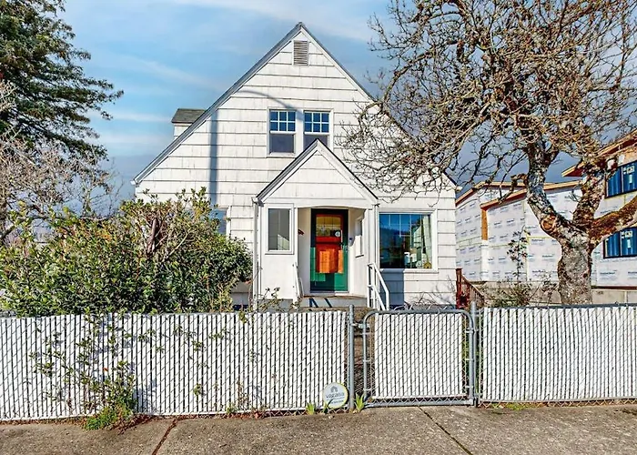 Renovated Home In Central Location With Hot Tub Theater Fast Wifi & Work Desks