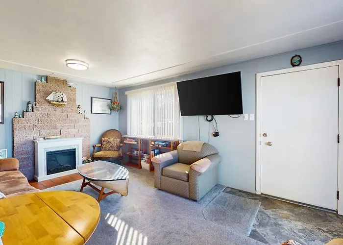 Waterfront Home With Panoramic Bay Views Deck Fireplace & Beach Access