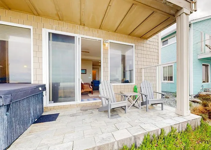 Modern Oceanfront Home With Private Hot Tub Patio & Gas Fireplace