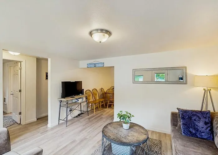 Cozy Family Beach Cottage With Hot Tub Deck Wifi Surfboard-Walk To Bay Dogs Ok