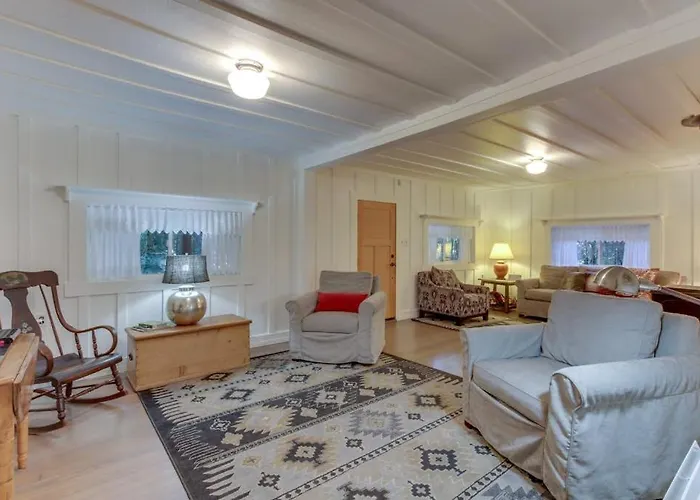 Restored Log Cabin With Classic Porch - Near River Trails Hot Springs & More