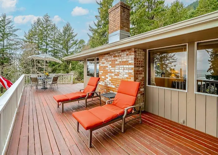 Inviting Home With Spectacular View Hot Tub Balcony Fireplace & W&D