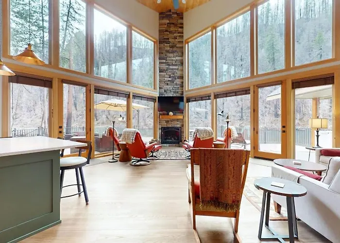 Fully Rebuilt Riverfront Home With Deck Fireplace & W&D - Dog-Friendly