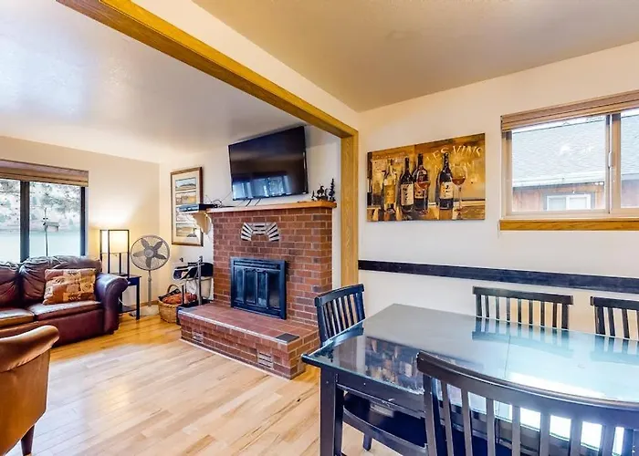 Classic Lakefront Home With Private Hot Tub Fireplace & Washer&Dryer