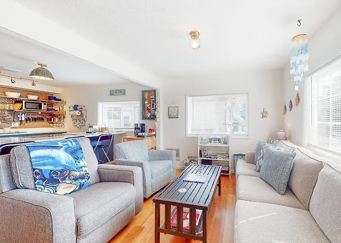 Dog-Friendly Home With Two Full Kitchens & A Gas Grill - Walk To The Ocean