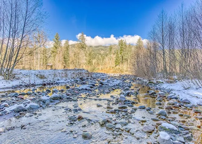 Quiet Riverfront Cabin With Private Hot Tub & Scenic Location