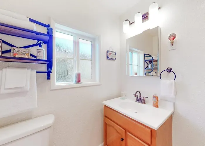 Dog-Friendly Home With Two Full Kitchens & A Gas Grill - Walk To The Ocean