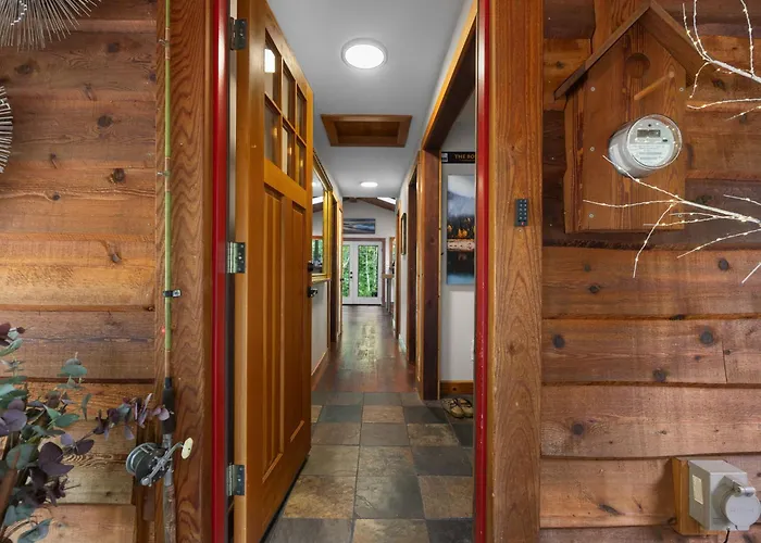 Howard'S Hideaway Riverfront Pet Friendly Cabin
