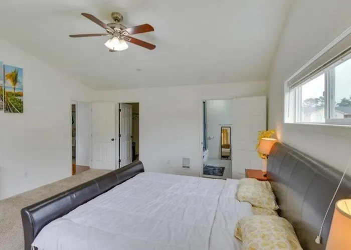 4 Bed, 2 Bath Home With Fire Pit Close To Beach