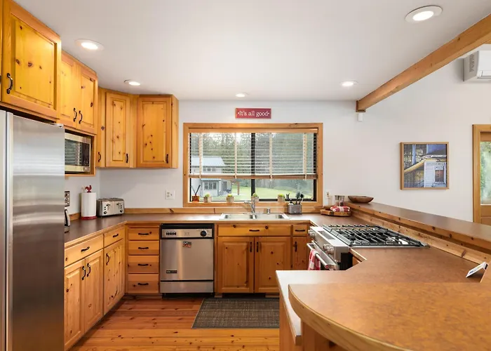 Luxury Riverfront Estate Hot Tub Views-Ideal For Large Groups Or Family Getaways
