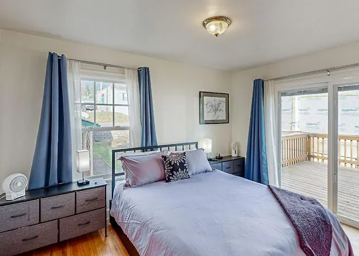 Renovated Home In Central Location With Hot Tub Theater Fast Wifi & Work Desks
