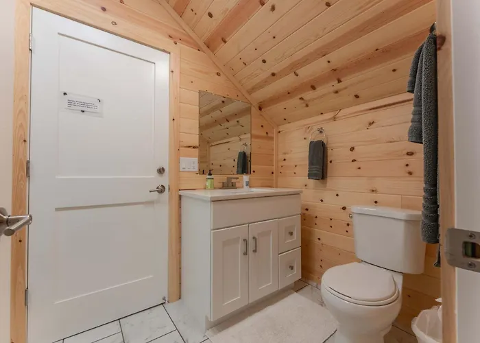 Restored Log Cabin With Classic Porch - Near River Trails Hot Springs & More