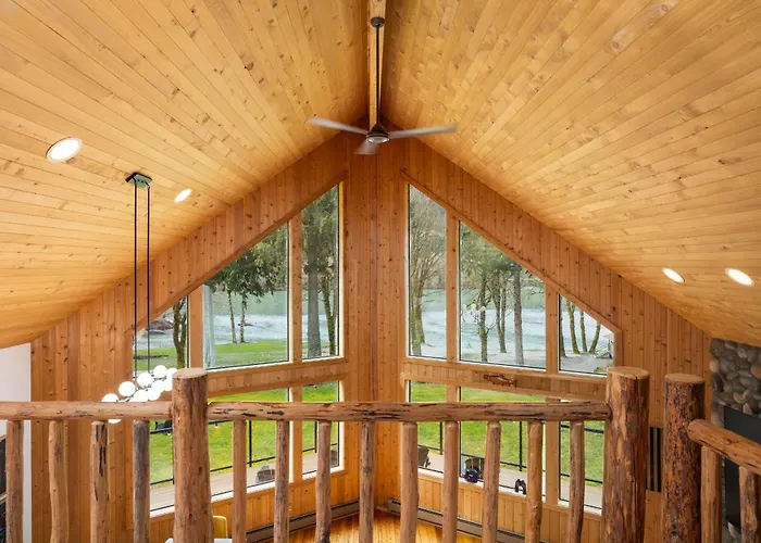 Luxury Riverfront Estate Hot Tub Views-Ideal For Large Groups Or Family Getaways